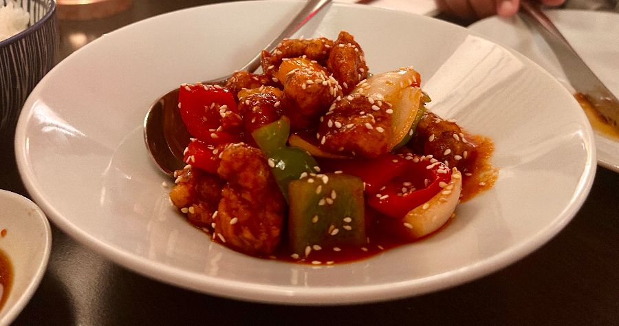 접시에 담겨 나온 닭고기 요리