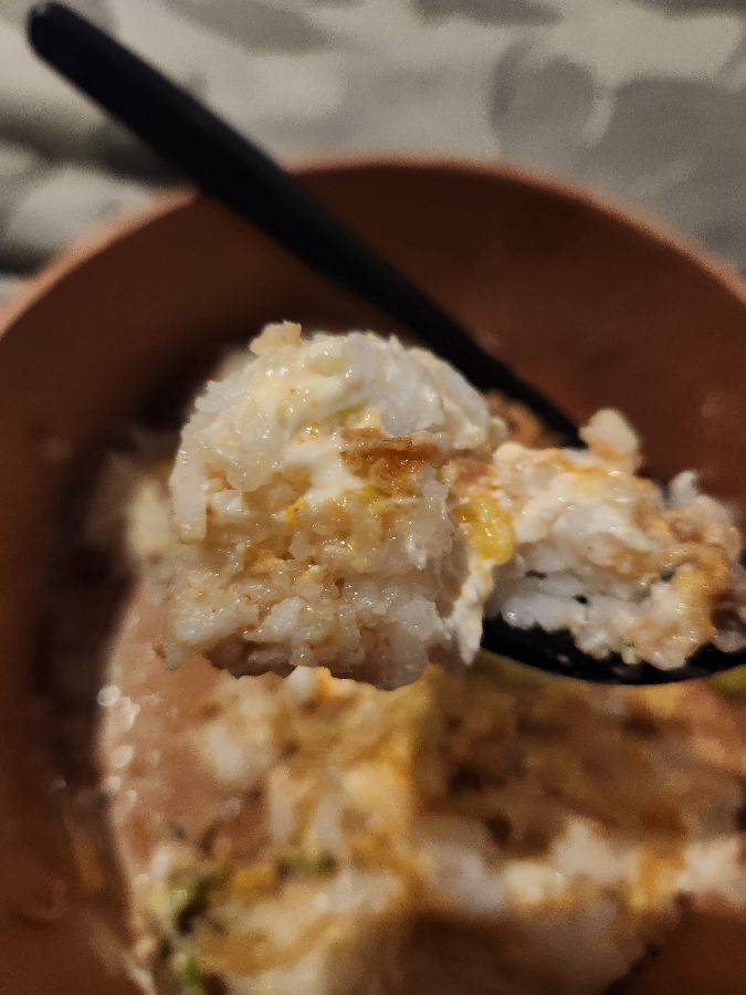 포크로 뜬 밥과 소스의 모습