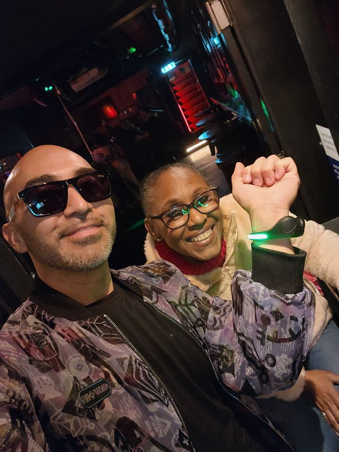 스톤스 카페에서 즐거운 시간을 보내는 사람들