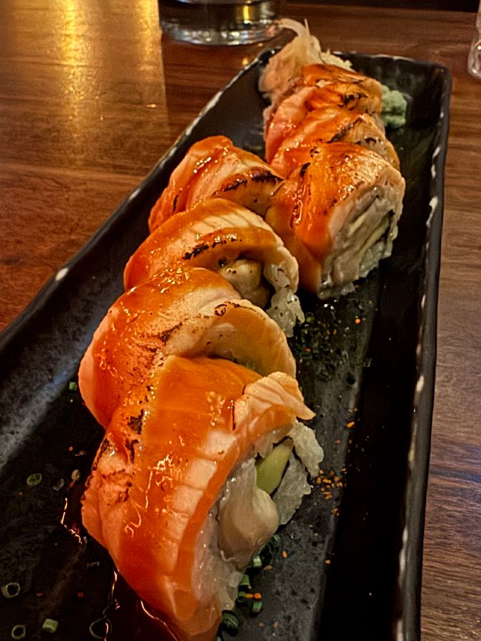 윤기가 흐르는 스시 롤