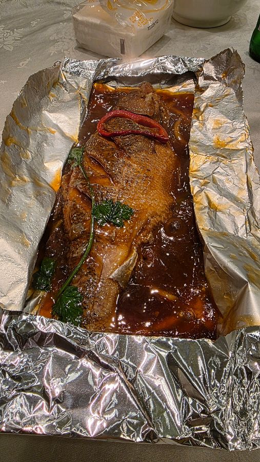 간장 소스를 발라 호일에 구운 생선 요리