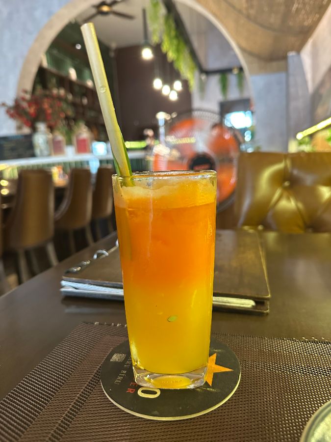 테이블 위에 놓인 음료