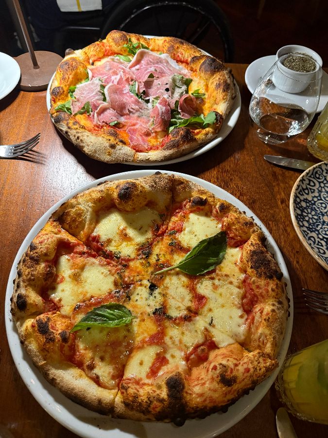 Zona K의 먹음직스러운 피자 두 판