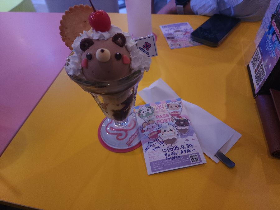 테이블 위의 귀여운 파르페