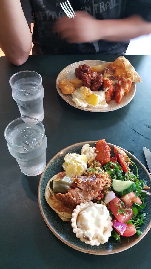 접시에 담긴 다양한 뷔페 음식들