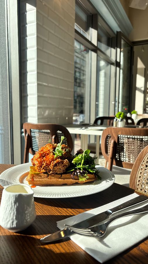 테이블에 놓인 브런치 메뉴