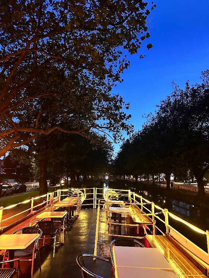 갑판 위 테이블에서 즐기는 웰컴 드링크