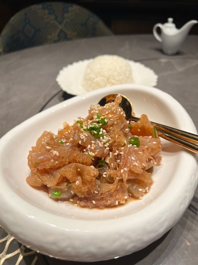 정갈하게 담긴 해파리 냉채