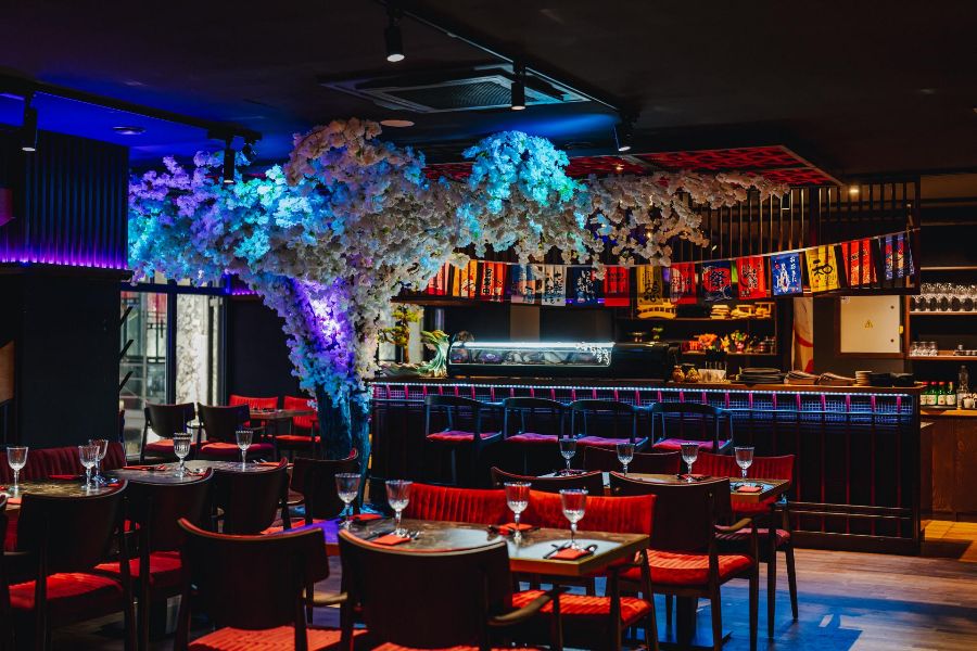 화려한 벚꽃 장식이 인상적인 내부