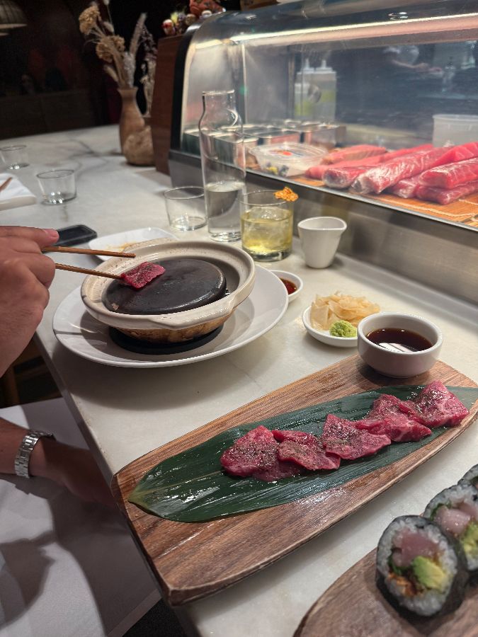 신선한 재료가 준비된 스시 바