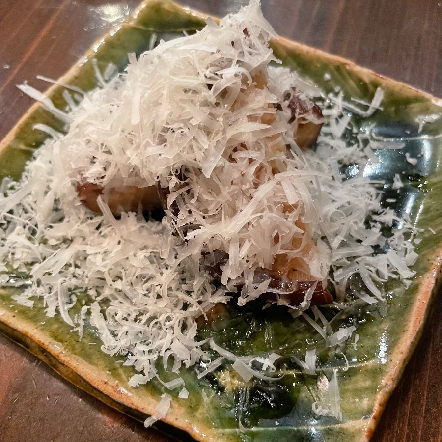 눈꽃 치즈가 소복하게 뿌려진 음식