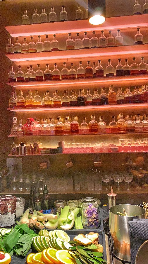 다양한 종류의 술과 재료들