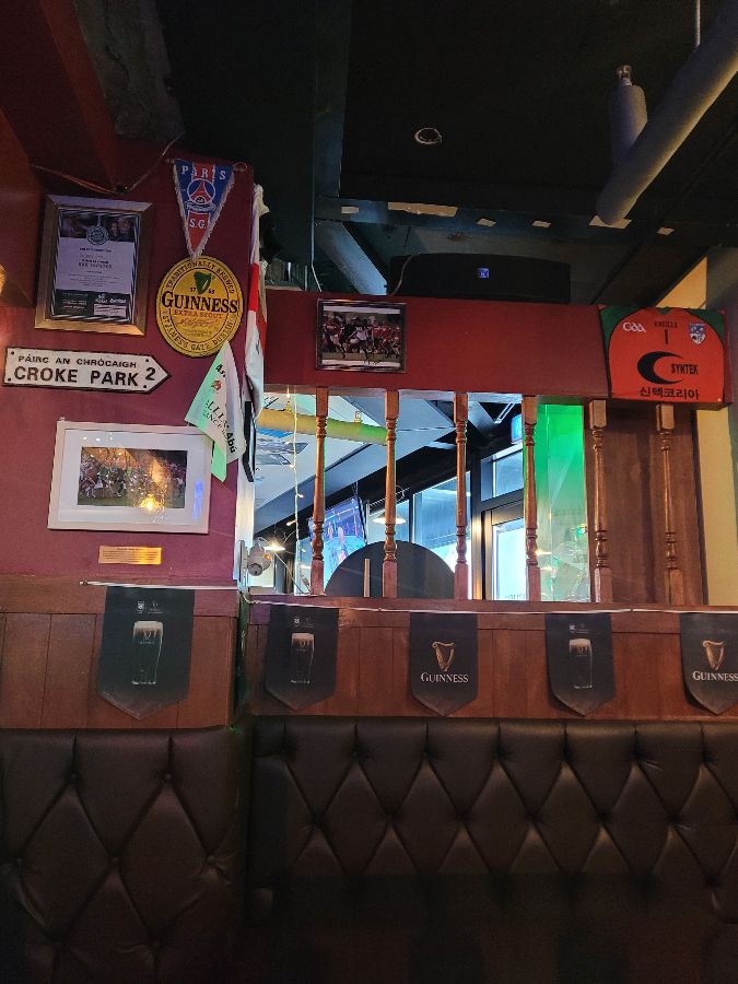 다트 게임을 즐기는 사람들