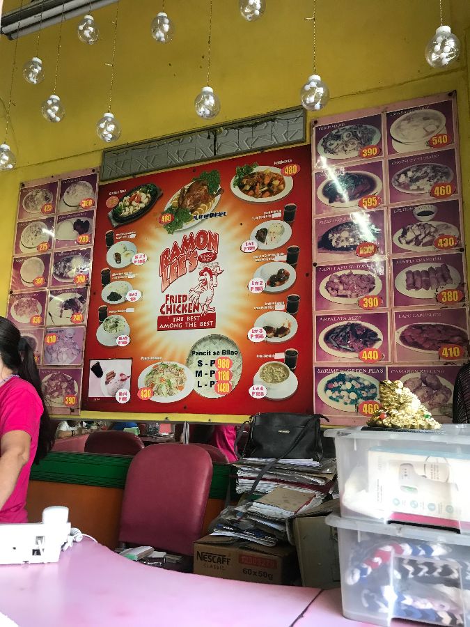 다양한 메뉴 사진이 붙어있는 벽면