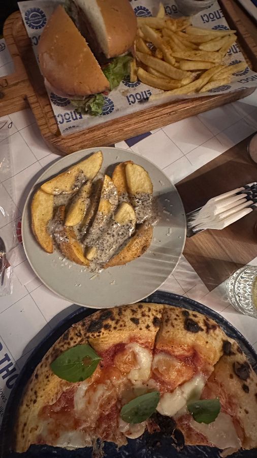 마가리타 피자, 소고기 버거, 버섯 페투치니