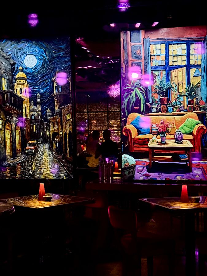 별이 빛나는 밤을 연상시키는 그림이 상영되는 대형 스크린