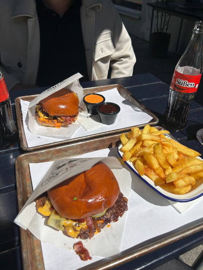 테이블 위에 놓인 버거와 감자튀김