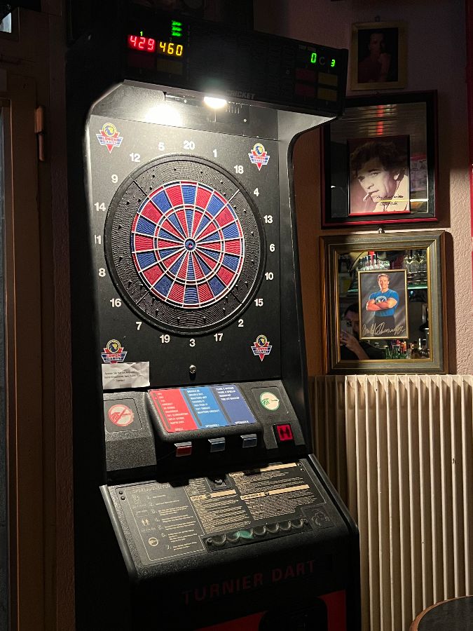 다트 게임을 즐기는 모습