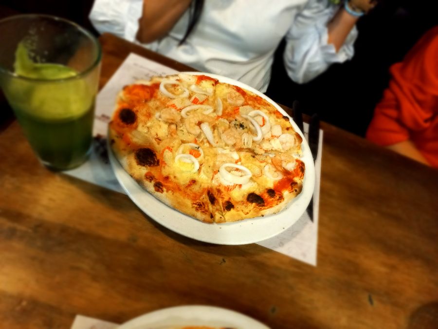 맛있는 피자와 음료