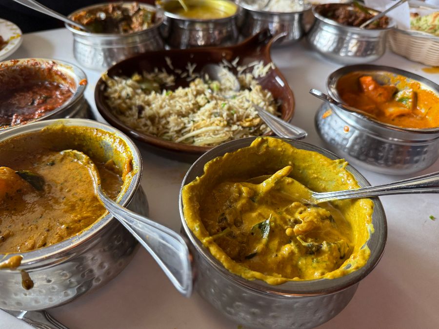 테이블 가득 차려진 음식