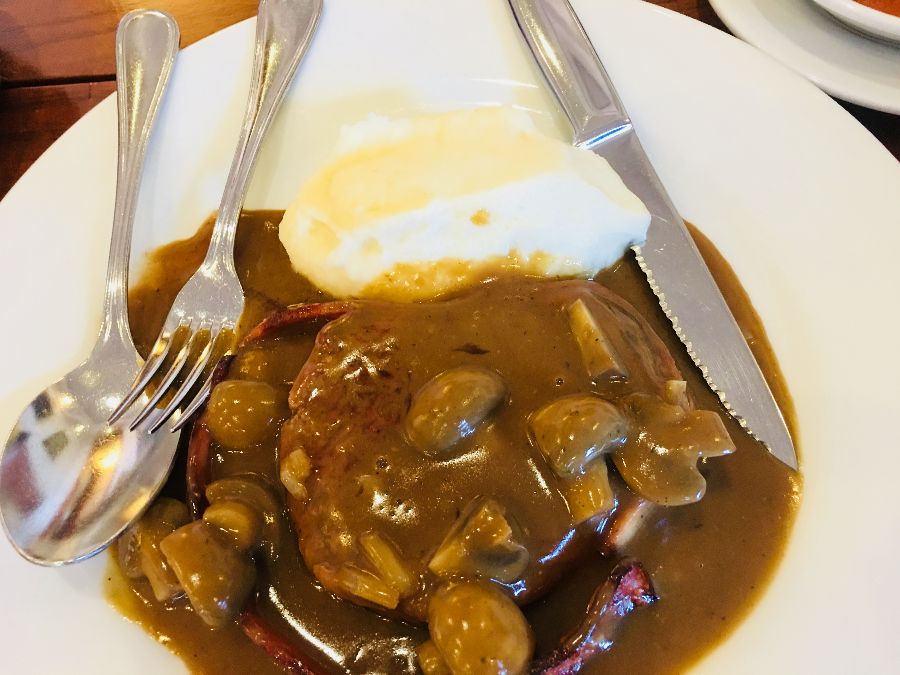 스테이크와 소스의 조화