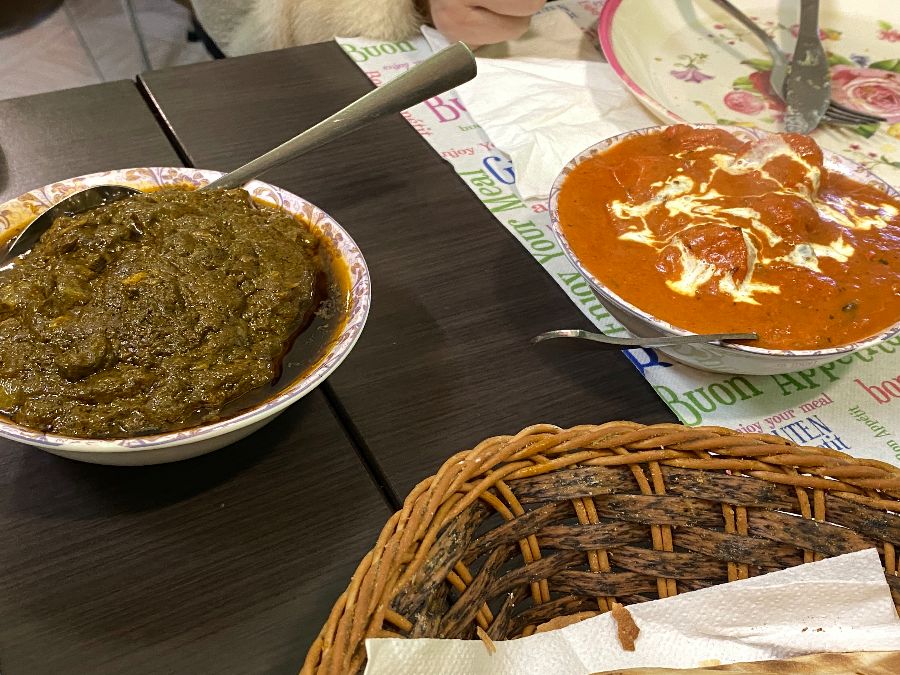 테이블 위에 놓인 다양한 카레