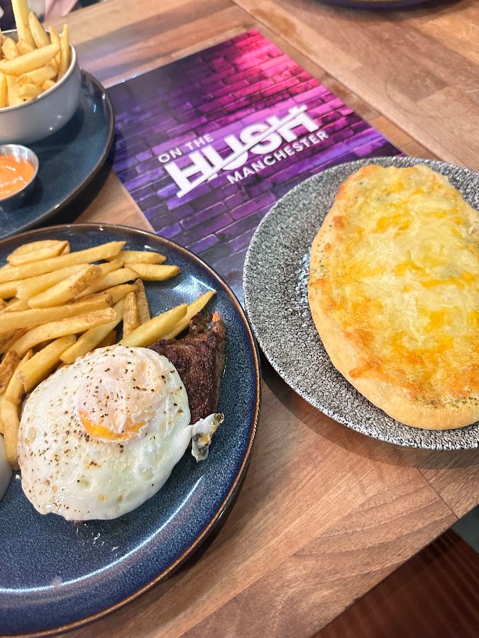 스테이크와 계란, 감자튀김이 함께 놓인 접시