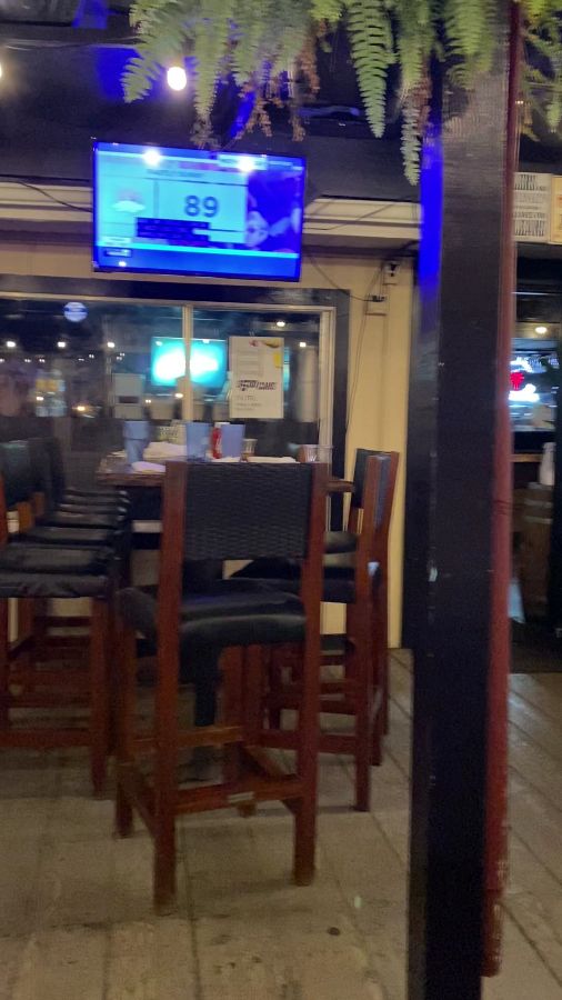 밤 시간대의 바 공간