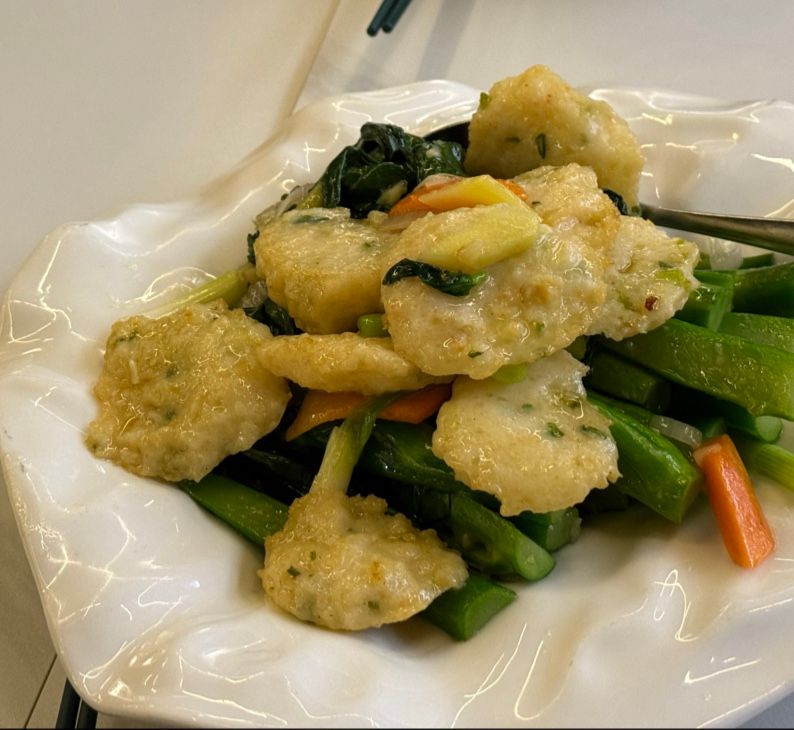 신선한 채소와 어묵이 어우러진 요리