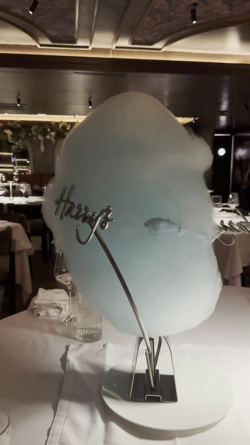 식사 후 테이블에 놓인 솜사탕