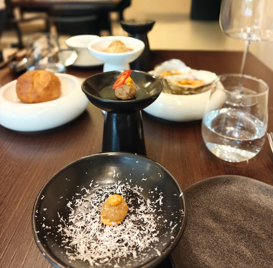 다양한 애피타이저가 놓인 테이블, 작은 접시들에 담긴 창의적인 요리들이 눈길을 끈다.