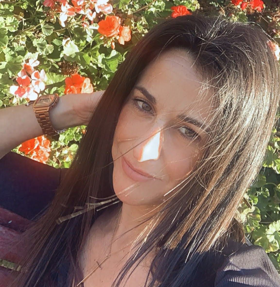 자연 속에서 편안함을 느끼는 여성