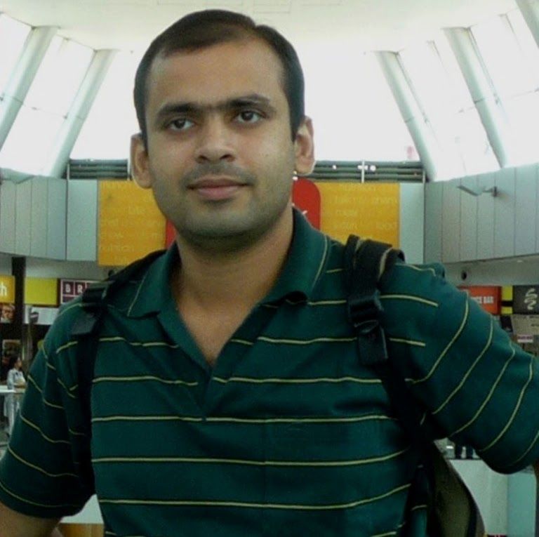 친근하게 미소 짓는 남성의 상반신 사진