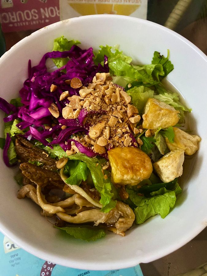 색색의 채소와 땅콩이 어우러진 비빔국수