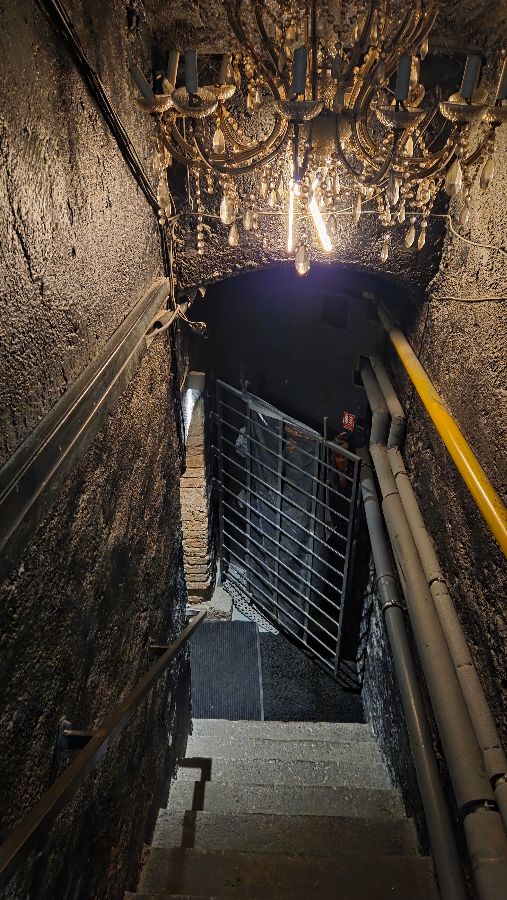 지하로 이어지는 계단