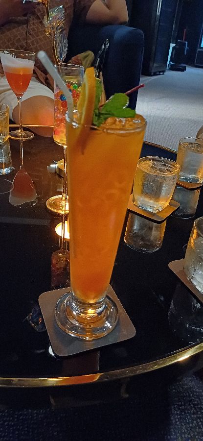 테이블 위에 놓인 오렌지 칵테일