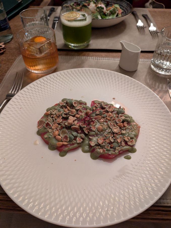 아름다운 플레이팅이 돋보이는 샐러드