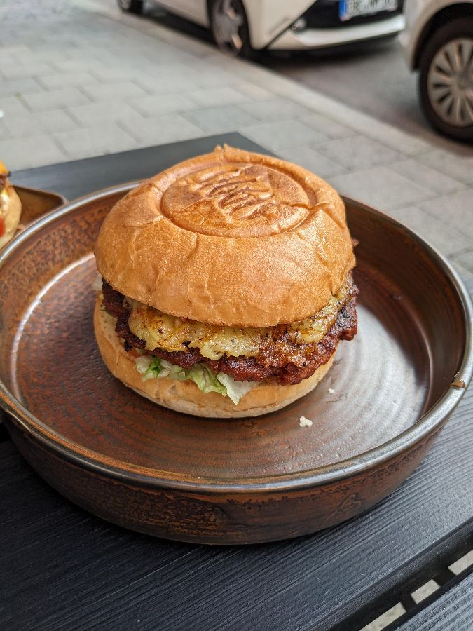 테이블 위에 놓인 버거