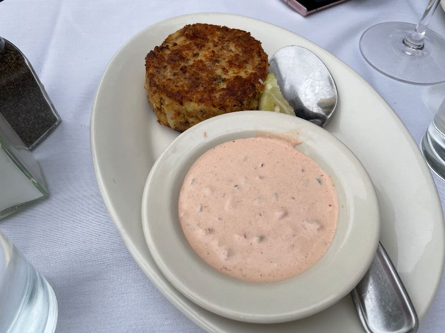 야외 테이블에서 즐기는 여유로운 식사