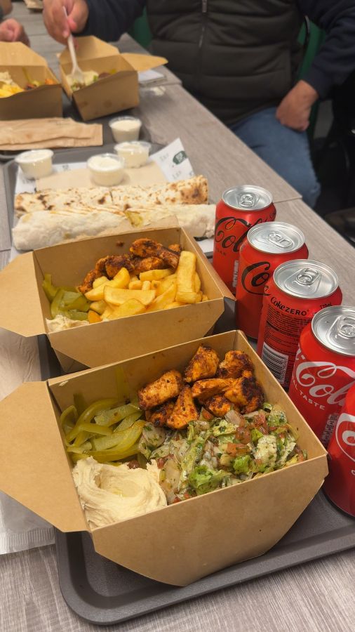 푸짐하게 차려진 타욱과 팔라펠