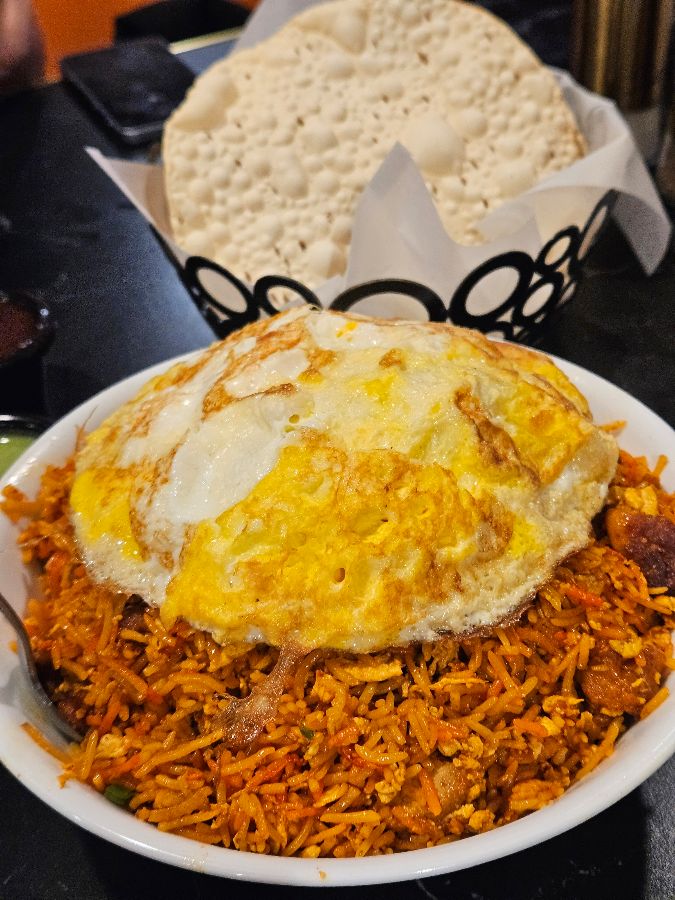 비리야니 위에 올려진 계란