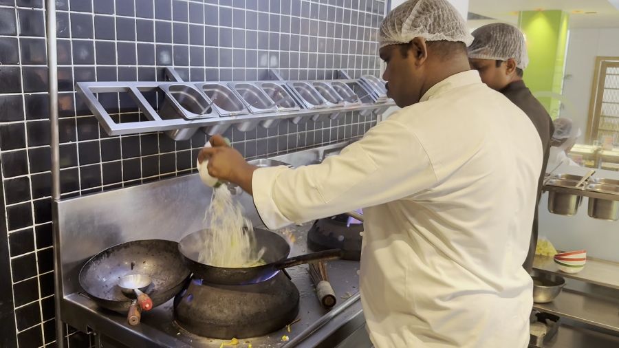 웍에서 요리하는 셰프