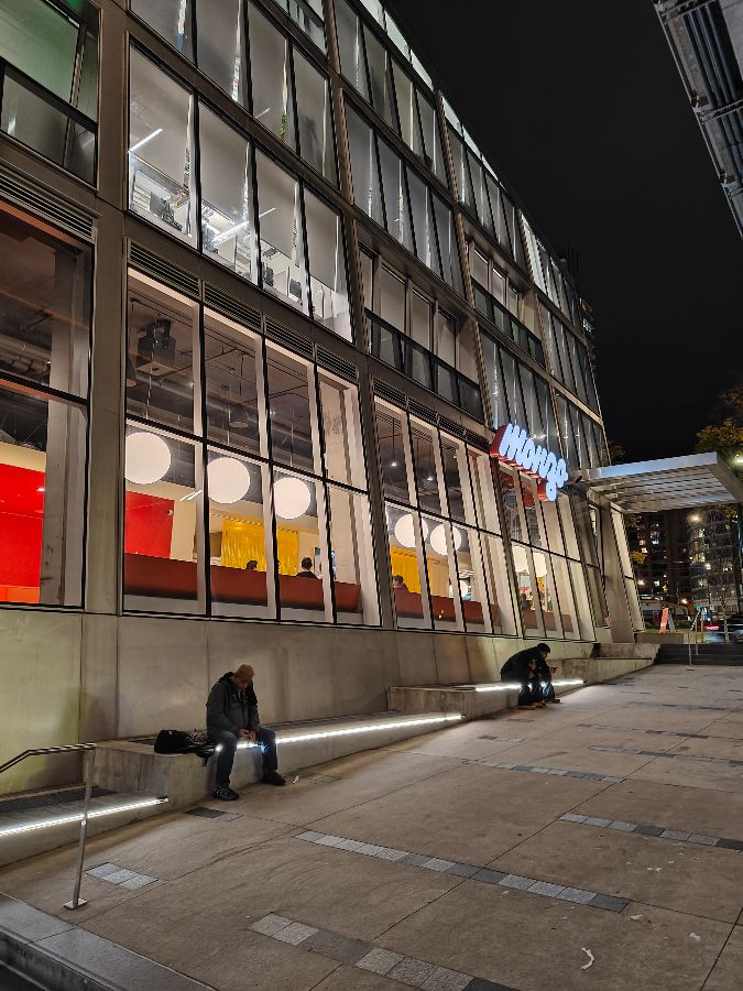 Monzo Burger 외부 야경