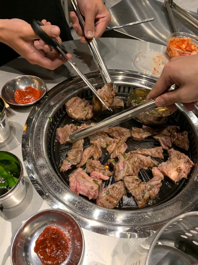 직원이 고기를 구워주는 모습