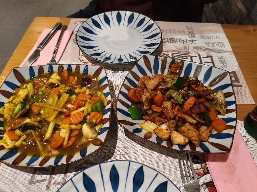 푸짐하게 차려진 중식 한 상