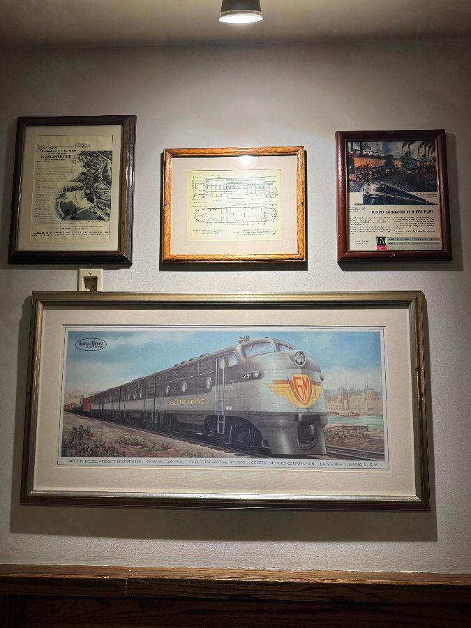 벽에 걸린 기차 그림 액자