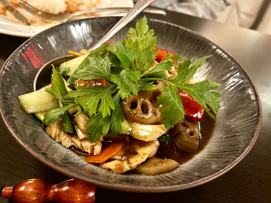 접시에 담겨 나온 야채 볶음 요리