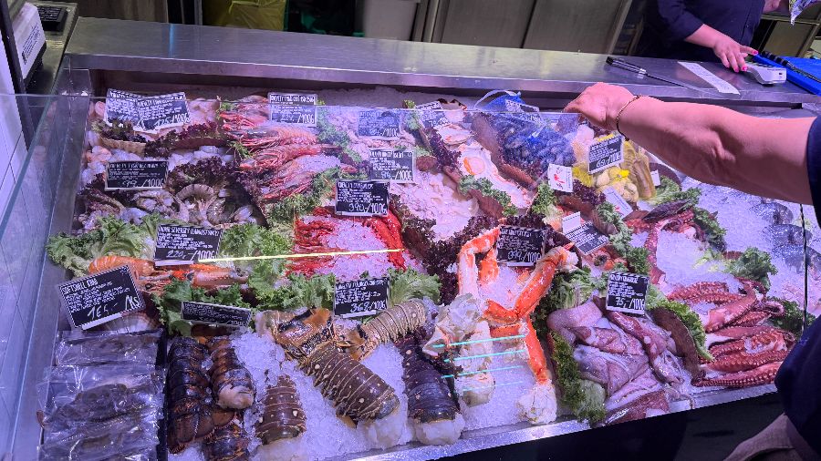 해산물을 고르는 모습