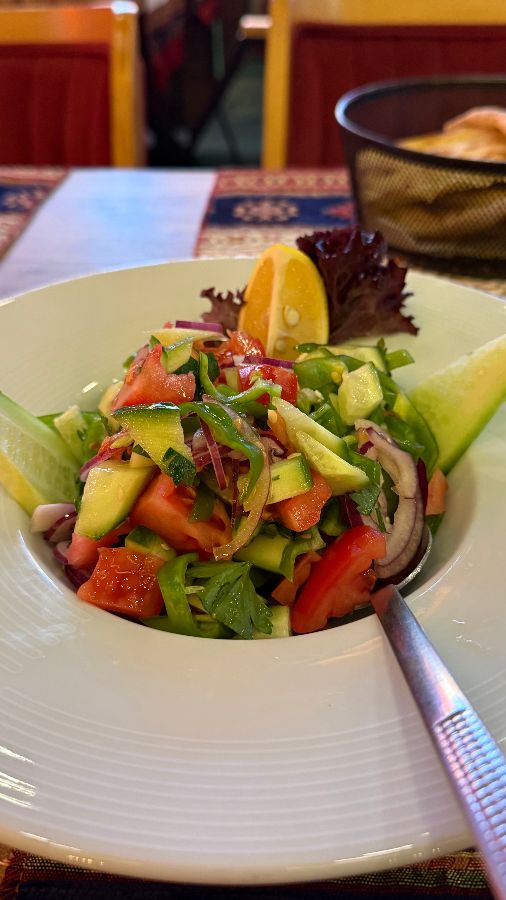 싱그러운 채소가 담긴 접시