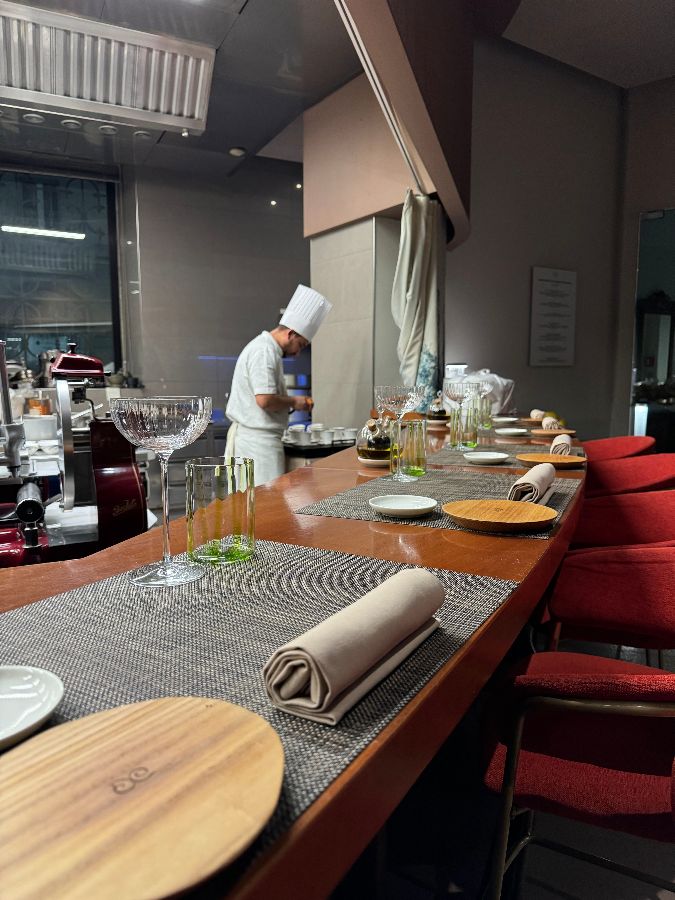 주방에서 요리하는 셰프의 모습